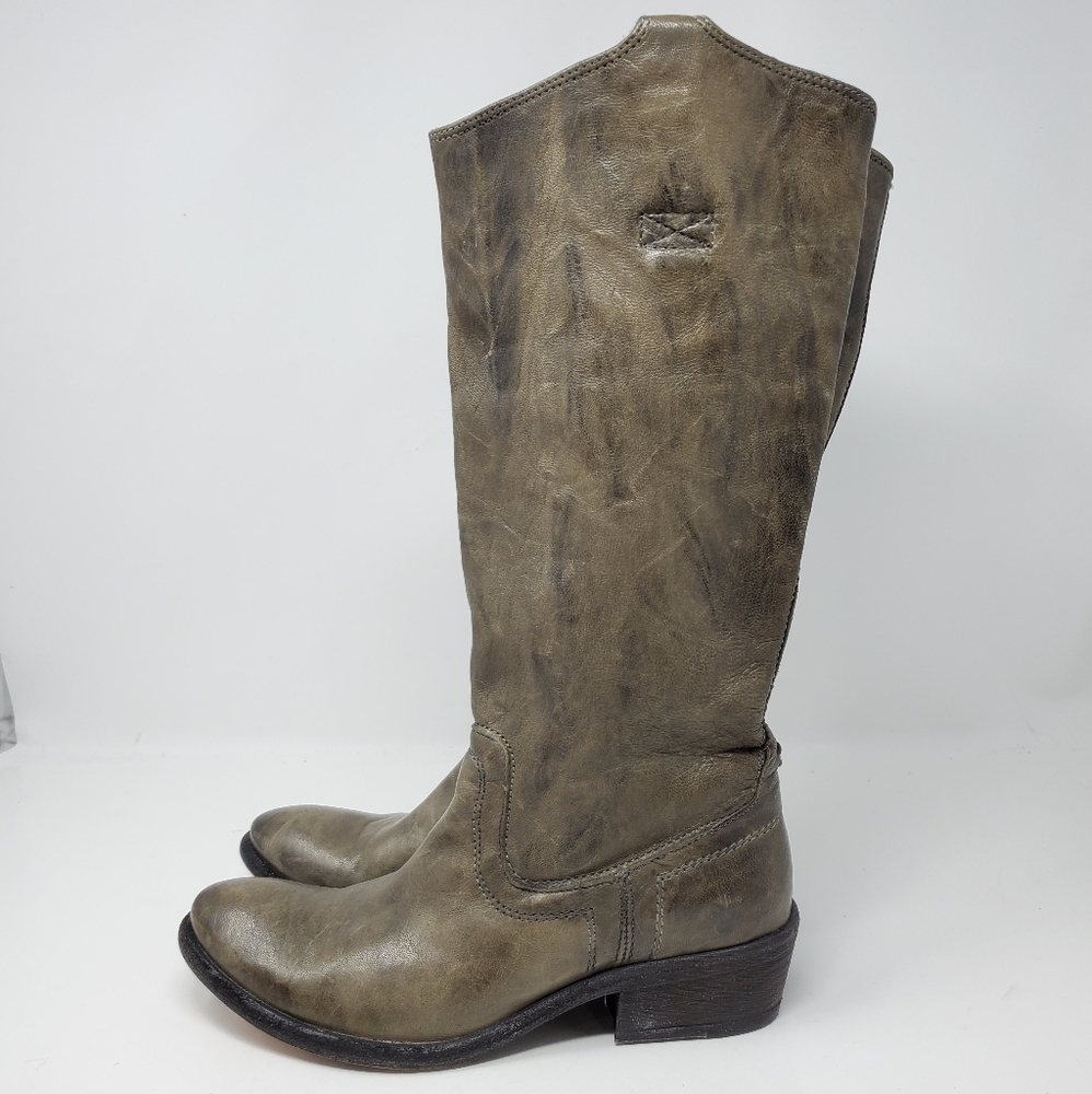 FRYE 
Carson pull on boots
Beautiful grey and blac
